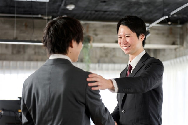 「ほめる」と「認める」の違いと本質｜相手の成長を促す伝え方